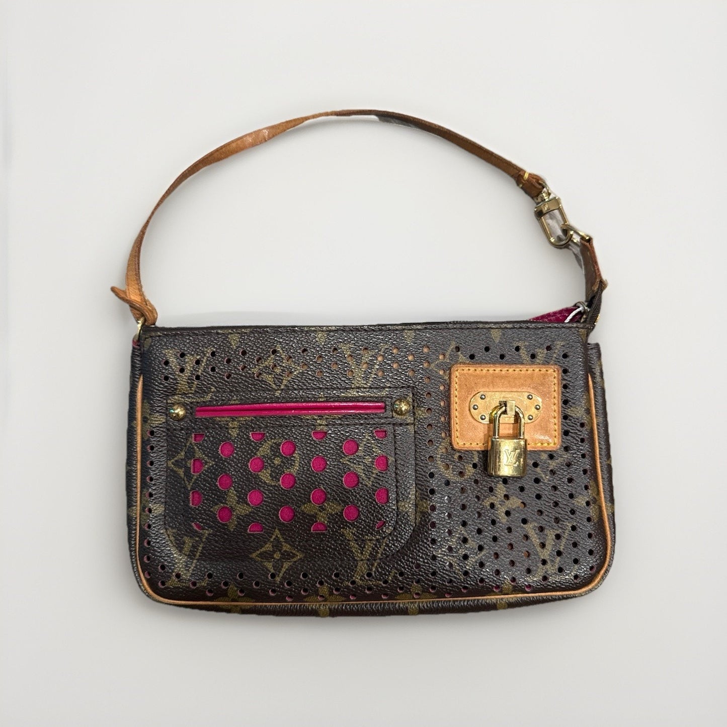 G11 LOUIS VUITTON LE Perforated Oversized Pochette ➡️ $1249